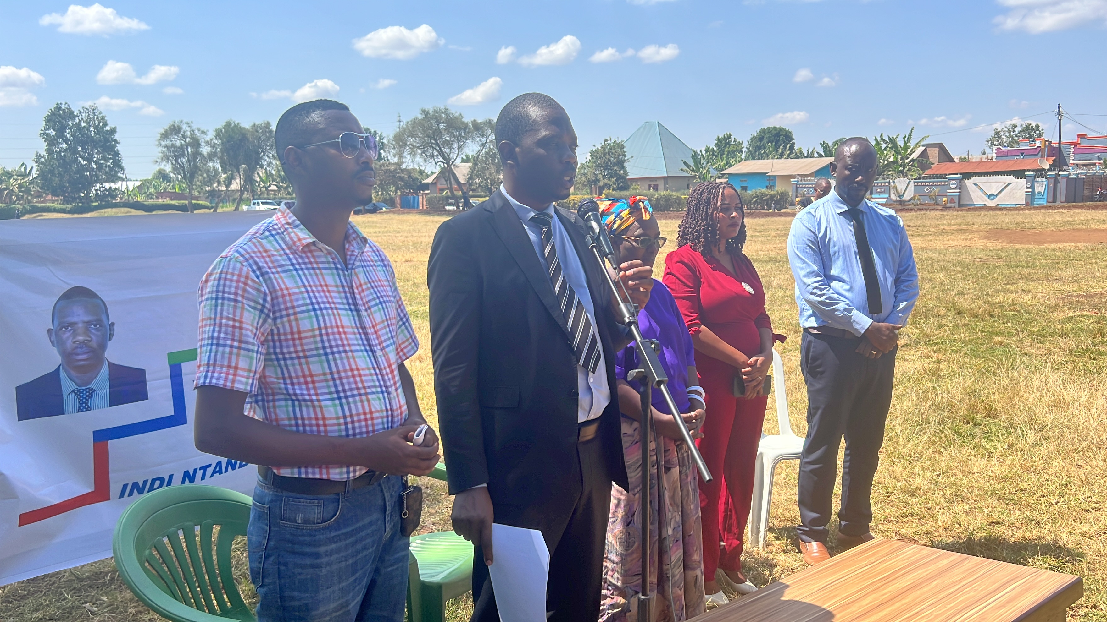 Umukandida wigenga ku mwanya wa Perezida wa Repubulika, Mpayimana Philippe ubwo yari arimo kwiyamamaza ku Kibuga cy'umupira cya Nyamirama mu Karere ka Kayonza