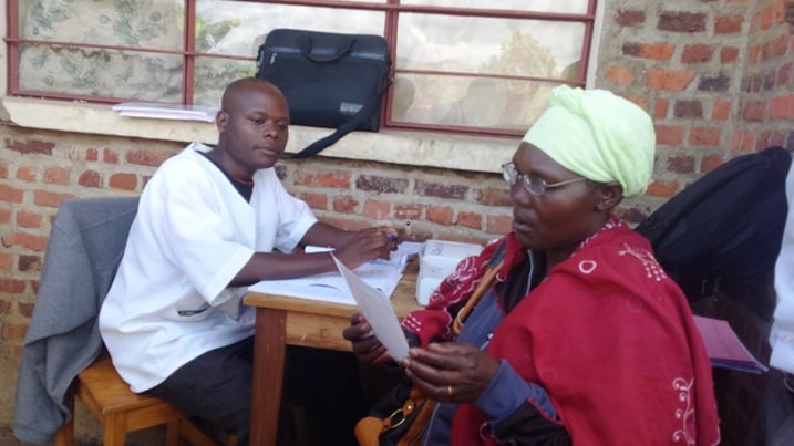 Umukecuru avuga ko nyuma yo kubona amadarubindi asoma neza ibyanditse.