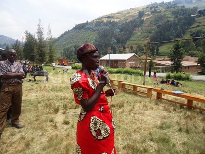 Umukecuru Kamanyana avuga ko ngo Imana na Kagame bamugiriye ubuntu ubu akaba yambara “sohoka batangare.”
