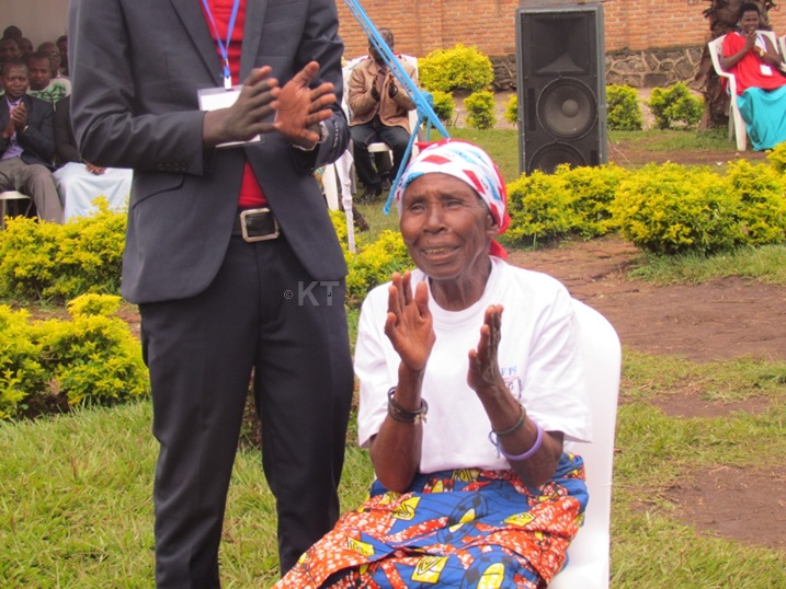 Umukecuru Kankindi ashimira RPF Inkotanyi kumwubakira asaba amashanyarazi.