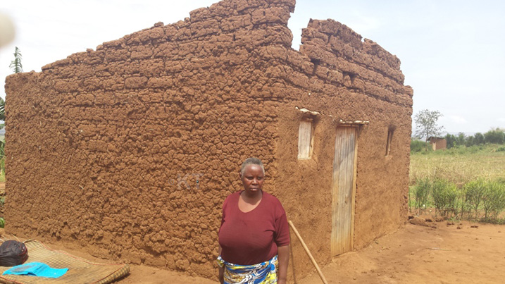 Umukecuru Mukagatera Epiphanie imbere y'inzu ye