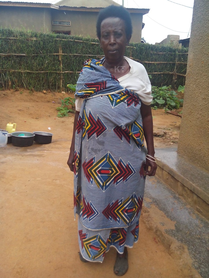 Umukecuru Mukakayonde Donatille wubakirwa inzu, kugeza ubu acumbikiwe n'abaturanyi.