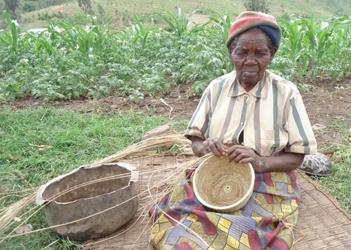 Umukecuru Nyirankina Cecilia arimo kuboha akebo.