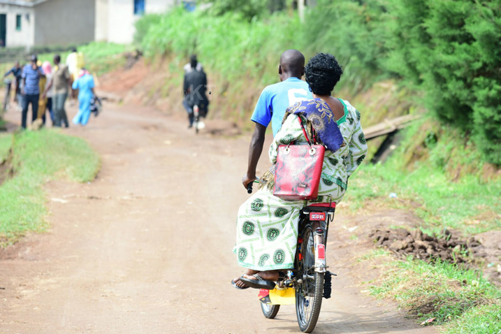 Umukecuru yahisemo gutega igare