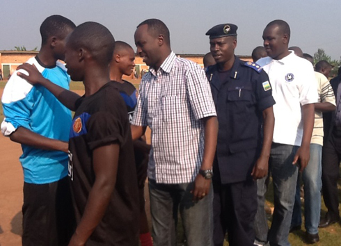 Guverineri w'Amajyepfo, umukuru wa Polisi y'Igihugu mu ntara (inyuma ye) n'umukuru w'akarere ka Huye basuhuza ikipe ‘Abisubiyeho'.