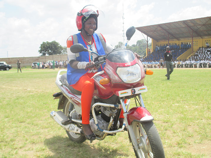 Umukobwa ukora umwuga w'ubumotari mu Mujyi wa Nyanza ari mu bakoze akarasisi kanogeye ijisho.