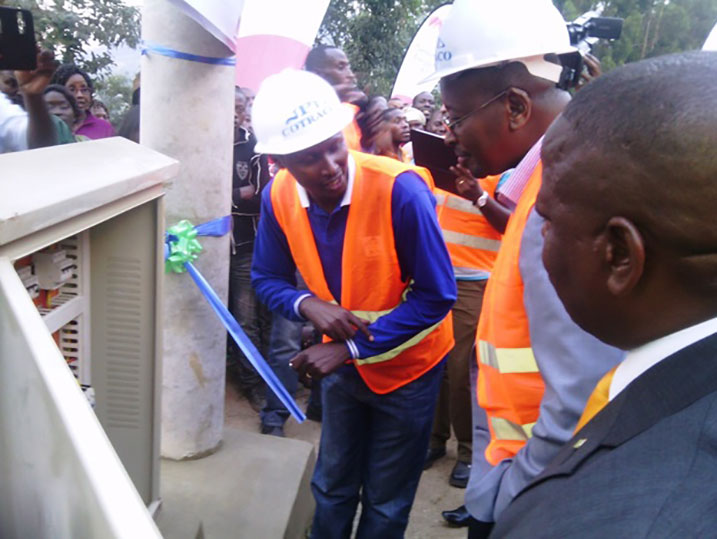 Umukozi wa NPD-Cotraco yashyizeho aya matara asobanurira Minisitiri Musoni uko ayo matara akora.