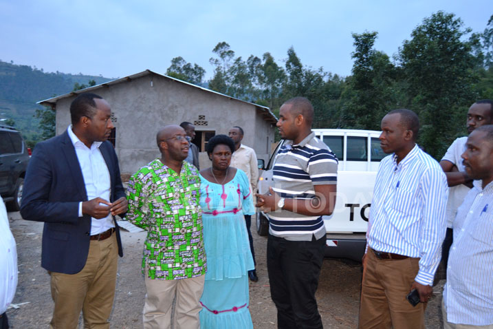 Umukozi wa NPD Cotraco, Henri Jado Uwihanganye (uwambaye T-Shirt), asobanurira Umunyamabanga wa Leta muri Minisiteri y