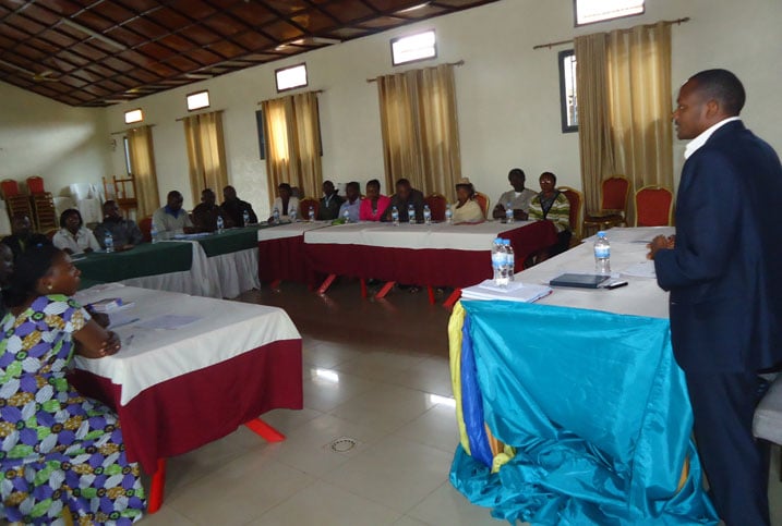 Umukozi wa RDB uri guhugura abajyanama mu bucuruzi avuga ko gahunda ya kora wigire izarushaho kwegera abaturage cyane kandi umuturage akabona serivisi zose hamwe kandi vuba.