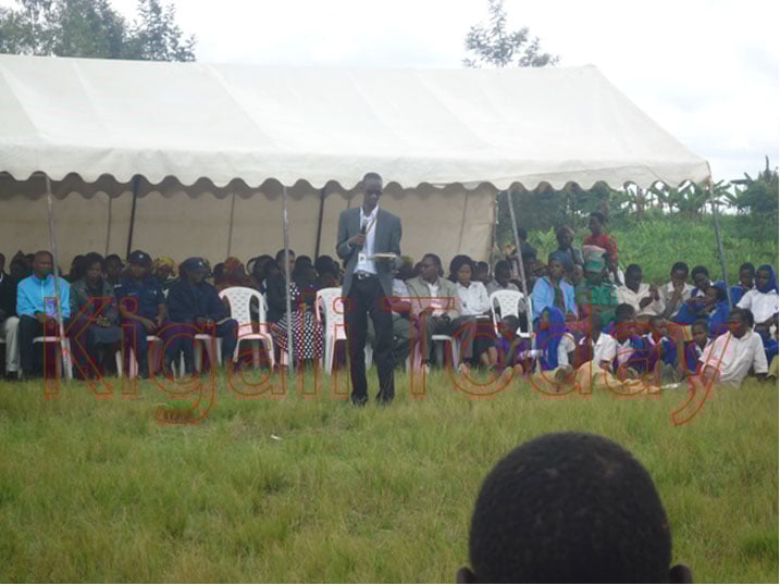Umukozi wa World Vision, Georege Moses Kwehangana, akangurira urubyiruko kwirinda ibishuko.