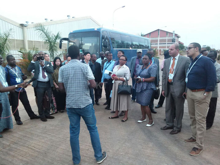 Umukozi wa muri Kigali Special Economic Zone asobanurira abanyamakuru baje muri AU gahunda u Rwanda rufite yo guteza imbere ibikomoka mu gihugu.