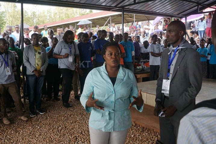 Abaje kwibuka basobanurirwa amateka y'urwibutso rwa Jenoside yakorewe Abatutsi rwa Nyanza ya Kicukiro.