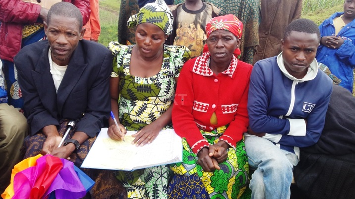 Umukozi wa Mitiweli yahise yandikira amakarita abagore batangiwe Mitiweli ngo bazitahane.