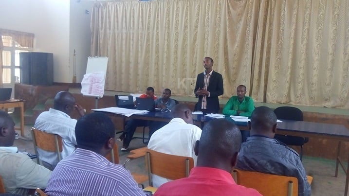 Umukozi wa RAB ukuriye iyamamazabuhinzi mu Ntara y'Amajyaruguru, Kayumba John, ahugura abafite aho bahurira n'ubuhinzi mu Karere ka Gakenke.