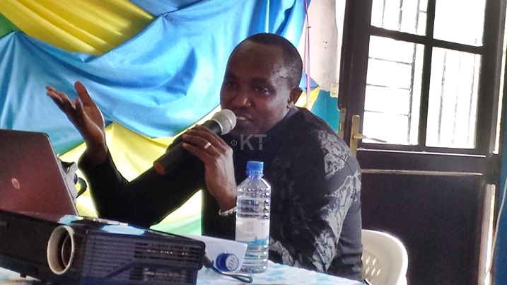 Umukozi wa RSSB ushinzwe ubukangurambaga yatangarije abayobozi b'imidugudu guhatanira igihembo cy'ubukangurambaga mu gutanga imisanzu y'ubwisungane mu kwivuza.