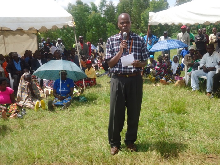 Umukozi wa World Vision Nsengiyumva Damien abwira ababyeyi ibyiza byo kwandikisha umwana nyuma y'iminsi 15 avutse.