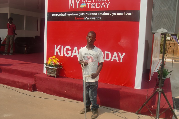 Umukunzi wa KT Radio, Hakizimana Emmanuel, ngo araza 'ecouteurs' mu matwi ayumva.