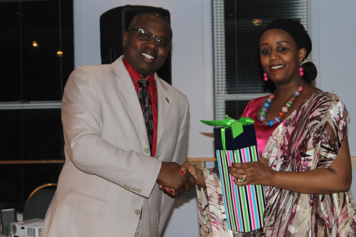 Umukuru wa Diaspora nyarwanda muri Canada ashyikiriza impano Shakilla Umutoni.