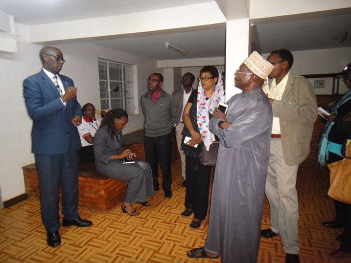 Umuliisa Alphonse arasobanurira aba ba komiseri uko inzu ndangamurage zihagaze ubu kugirango bazikorere ubuvugizi.