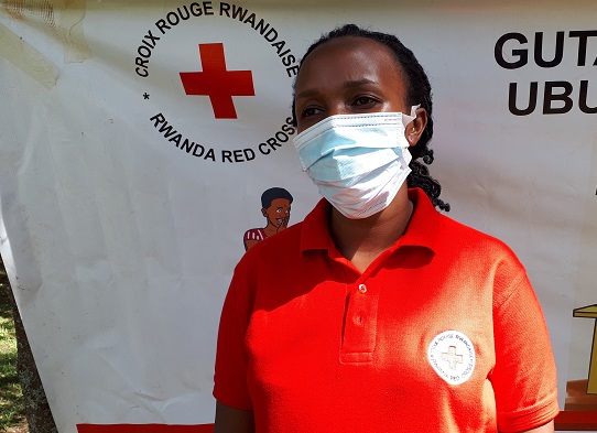 Umurisa Florence avuga ko batanze iyi nkunga bagamije gufasha abaturage kwikura mu bukene batewe n'ingaruka za COVID
