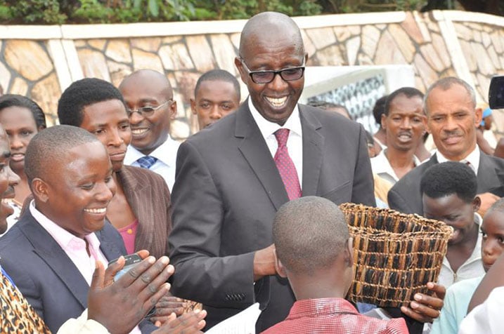 Umulisa uyobora inzu ndangamurage zo mu Rwanda amurikira ababyeyi ibyo abana bungukiye mu mahugurwa.