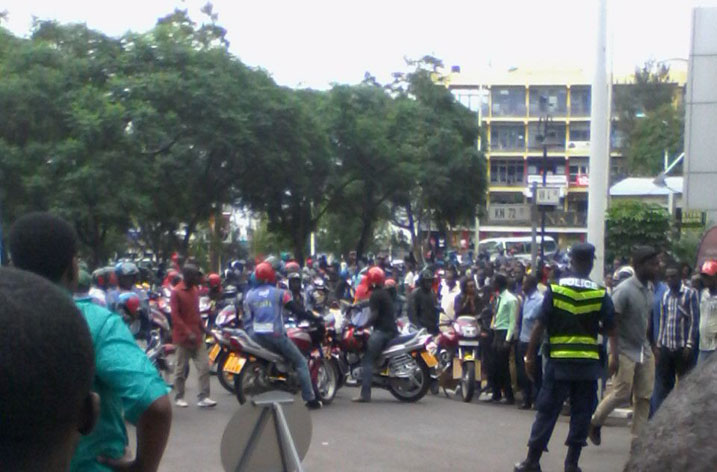 Abamotari bemeye igisebo kubera mugenzi wabo wipfushije bagahurura baje kumutabara bakanagwa mu mutego wo kubigereka ku mupolisi.