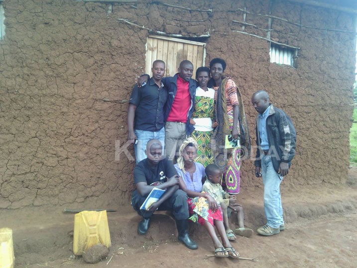 Bamwe mu banyamuryango ba CIM bifotoranya na Mukabutera ku munsi wa mbere bari bagiye mu muganda wo kumusanira inzu.