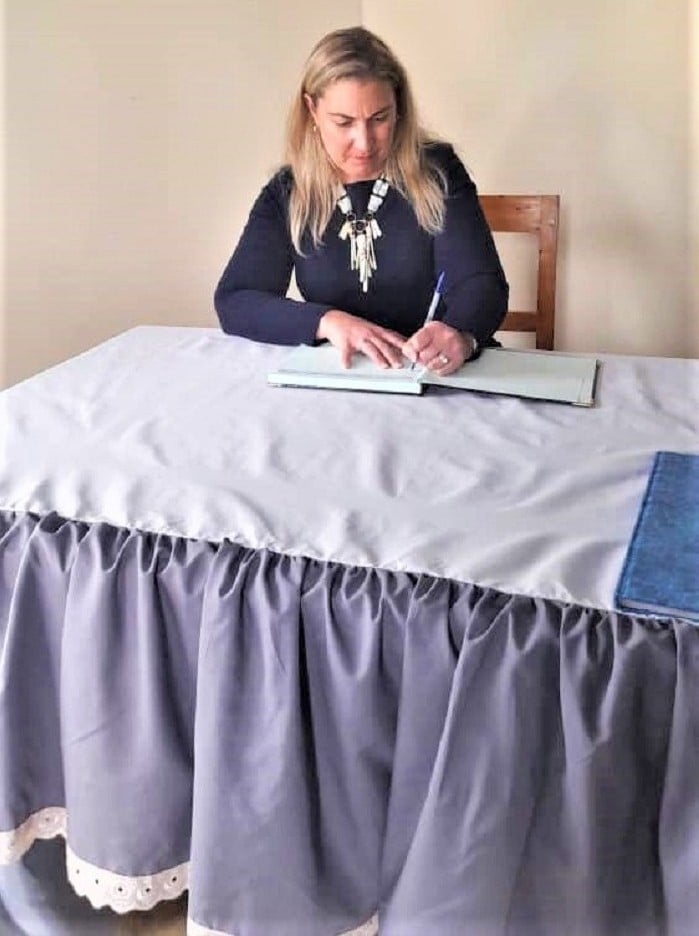 Amb. Deb MacLean yandika mu gitabo cy'abashyitsi