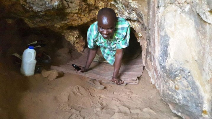 Uyu arimo gusengera mu buvumo
