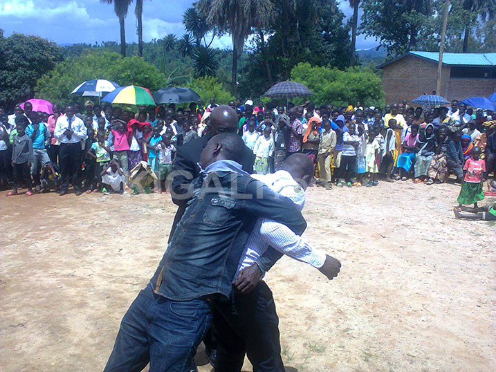 Padiri Rugirangoga avuga ko "umuntu yikorera undi" akavunika, ari yo mpamvu hakwiye kubaho gusaba imbabazi no kuzitanga nta buryarya.