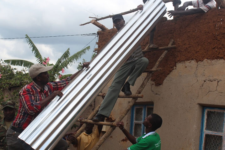 Abaturage basabwe kujya bubaka bakomeje ibisenge byabo ndetse bagatera ibiti bizajya bitangira umuyaga.