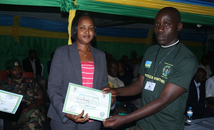 Umunyamabanga Uhoraho muri Minisiteri y'Urubyiruko n'Ikoranabuhanga, Rosemary Mbabazi aha inyemezabumenyi intore.