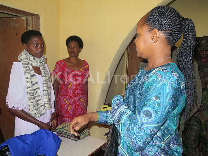 PS Mbabazi yasuye amakoperative y'urubyiruko asaba abayagize gukora baharanira kwigira.