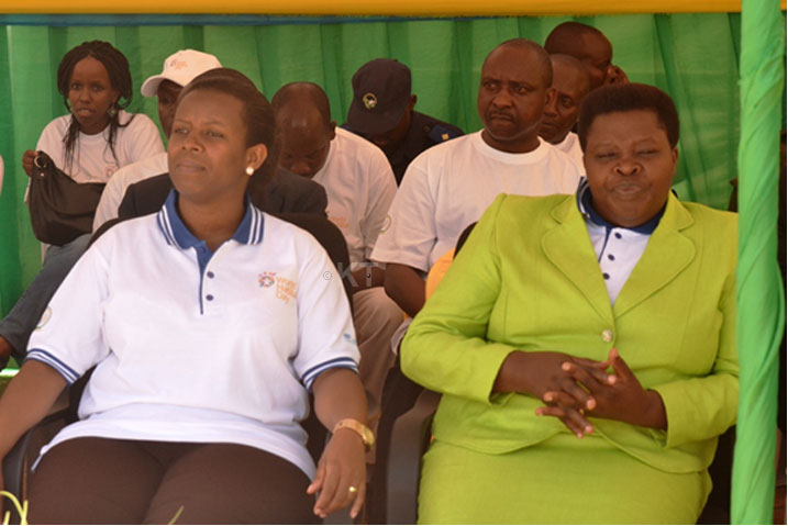 Umunyamabanga wa Leta muri MININFRA, Germaine Kamayirese, na Guveriniri Caritas Mukandasira mu Munsi Mpuzamahanga w