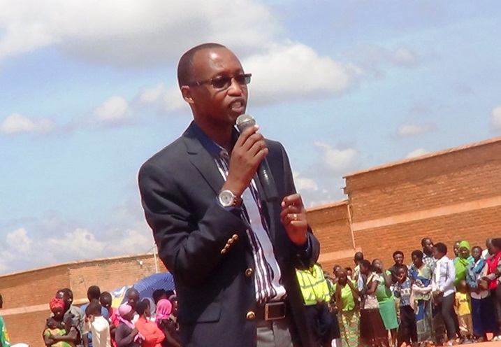 Umunyamabanga nshingwabikorwa w'akarere ka Muhanga asaba ababyeyi kugira uruhare mu burere bw'abana babo no kwitabira umugoroba w'ababyeyi.