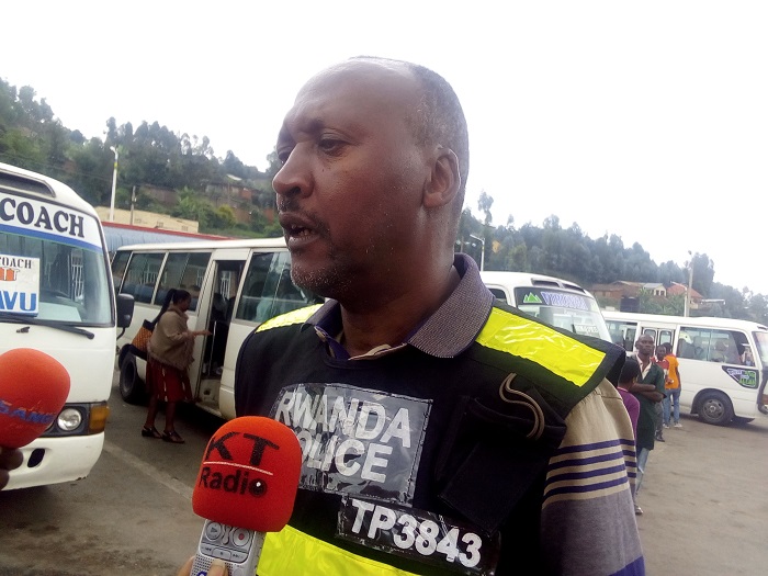 Jabo Paul asanga gusaka imitwaro y'abagenzi ari ijisho rishakisha ahari ibiyobyabwenge