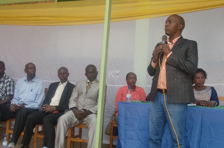 Umunyamabanga Nshingwabikorwa w'umurenge wa Muhima akangurira abaturage ba Kabeza gukora ibikorwa by'ubutwari.