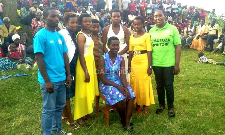 Umunyamabanga nshingwabikorwa w'Umurenge wa Mushishiro (iburyo wambaye ipantalo y'umukara) nawe yari yitabiriye itorwa rya Miss w'Akagari ka Rukaragata 