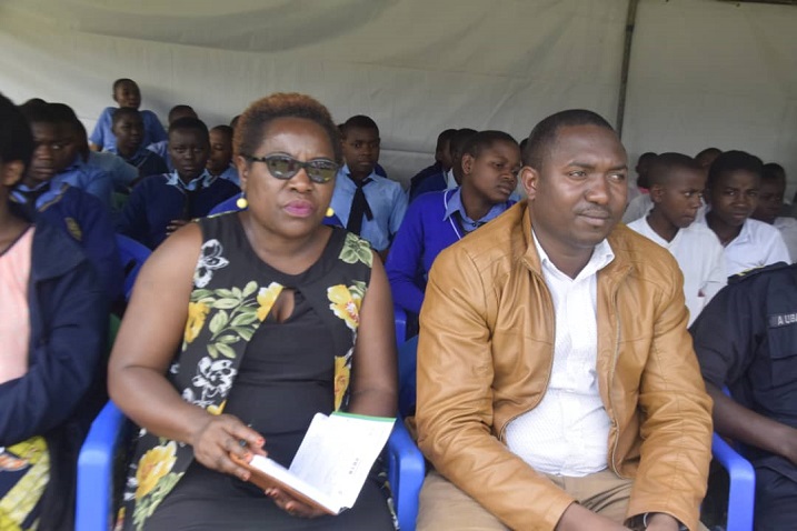 Umunyamabanga nshingwabikorwa w'umuryango reseau de femme ari kumwe n'umunyamabanga nshingwabikorwa w'umurenge wa Cyanika