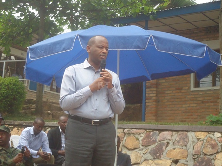 Umunyamabanga wa Leta Nsengiyumva, ahumuriza abanyeshuri bakubiswe.