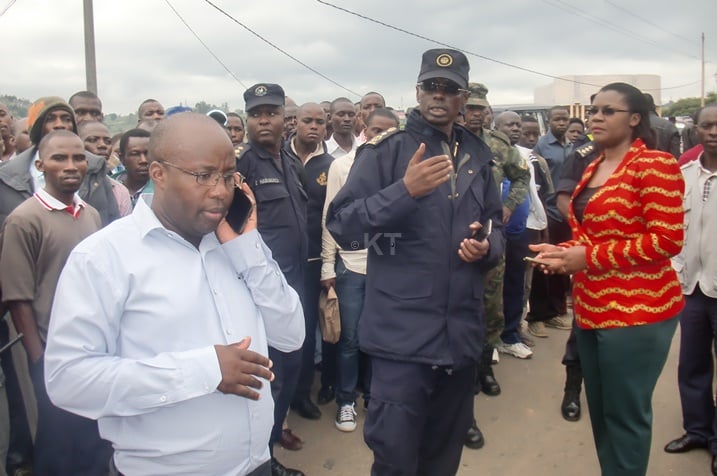 Umunyamabanga wa Leta ushinzwe Ubwikorezi muri Minisiteri y'Ibikorwa Remezo, Dr Alexis Nzahabwanimana (wambaye ishati y'igitare) n'abandi bayobozi, ubwo bafunguraga umuhanda.