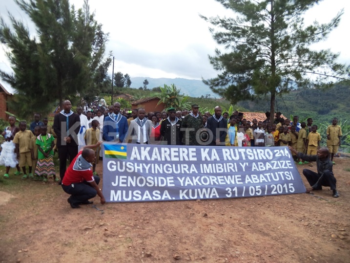Umunyamabanga wa Leta hamwe n'abayobozi batandukanye babanje gukora urugendo rugana ku rwibutso rwa Musasa.