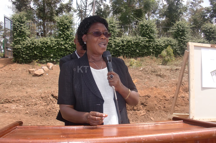 Umunyamabanga wa Leta muri MINALOC, Dr Alvera Mukabaramba, asaba abarebwa n'imyubakire y'iyi nzu kuzubahiriza amasezerano.