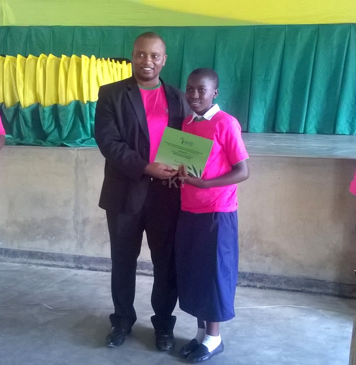 Umunyamabanga wa leta muri minisiteri y'uburezi Olivier Rwamukwaya yasabye abarezi n'abayobozi ko bakwiye gukurikirana abana bose bakarangiza amashuri ntibacikirize.