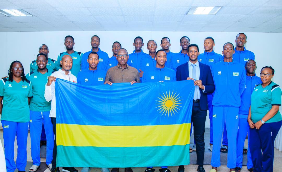 Umunyamabanga wa leta muri minisiteri ya siporo ashyikiriza ibendera ikipe y'igihugu