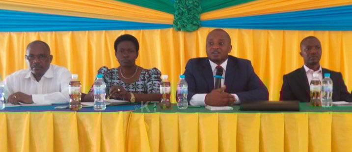 Umunyamabanga wa Leta ushinzwe amashuri abanza n'ayisumbuye Rwamukwaya Olivier n'abayobozi b'ibigo by'amashuri 