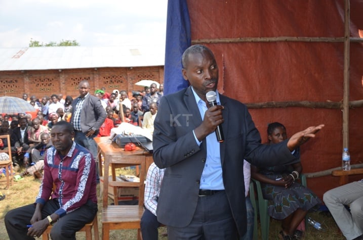 Umunyamabanga nshingwabikorwa w'Umurenge wa Cyato avuga ko abatarenze batatu bishoboye ari bo bashyizwe mu byiciro byambere badakwiye.
