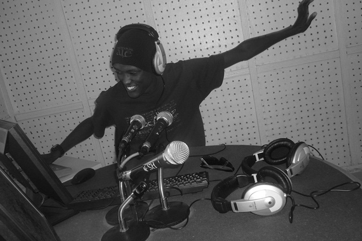 Umunyamakuru Giovani Mahoro muri Studio za Radio Salus.
