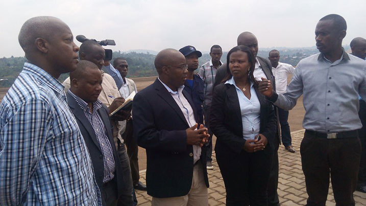 Nzahabwanimana asobanurirwa uko ikibuga cy'indege kiri gusanwa.