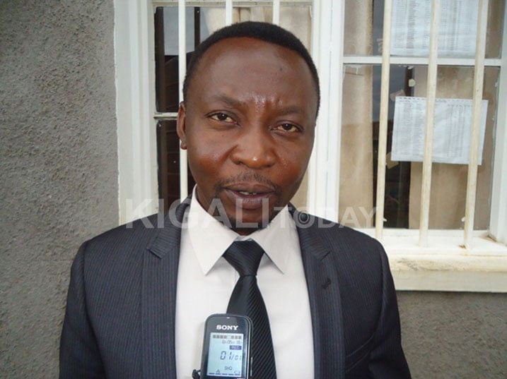 Uwimana asaba abaturage guhindura imyumvire bakajya bivurira iwabo.